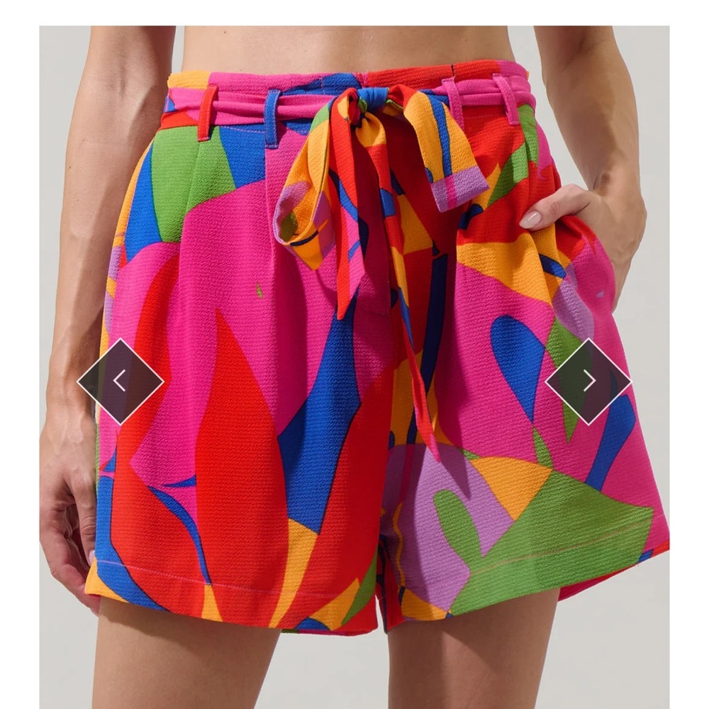 Sugarlips Soleil Abstract Wave High Waisted Shorts NEW!

$65.00